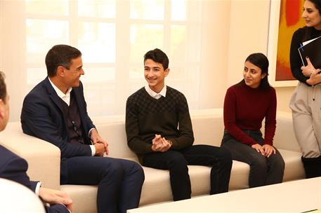 14/01/2019. El presidente del Gobierno recibe a representantes de la UNRWA.. El presidente del Gobierno, Pedro Sánchez, saluda a dos alumnos...